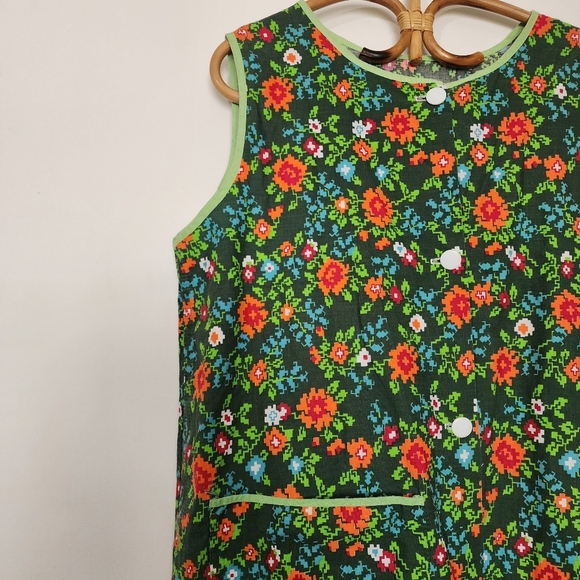 Vintage green floral chore day buttondown house dress with pockets - Picture 4 of 9